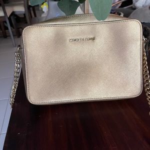 Like new Micheal Kors Cross body